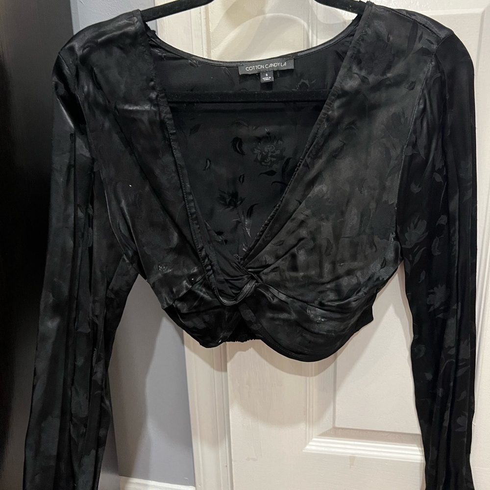 Long sleeve cropped black tie top